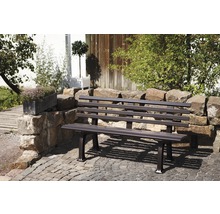 Metall Gartenbank vor einer Steinmauer