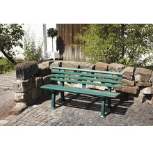 Gartenbank aus Metall vor einer Steinmauer