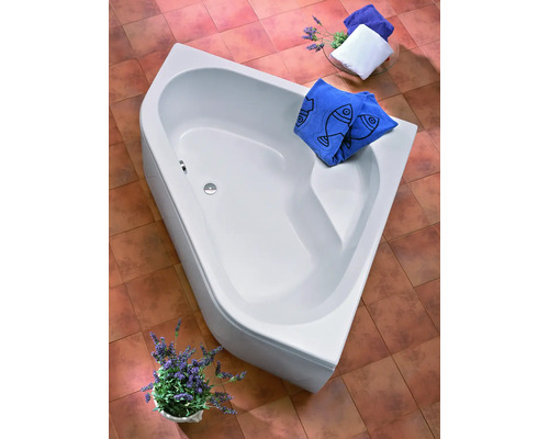 Eckbadewanne im Badezimmer mit Handtüchern und Dekoration
