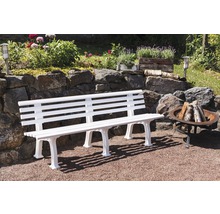 Gartenlandschaft mit einer weißen Gartenbank aus Kunststoff, einem Steingarten und einer Feuerstelle.