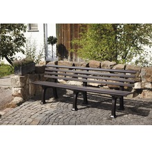 Gartenbank aus Metall vor Steinmauer