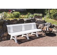 Gartenlandschaft mit weißer Bank, Feuerstelle und Steinmauer