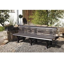 Gartenbank aus Metall auf Steinpflaster