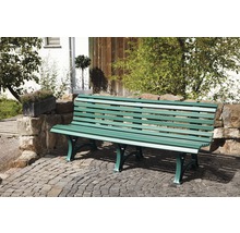 Grüne Gartenbank aus Metall auf Pflastersteinen