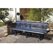 Gartenbank aus Metall im Außenbereich