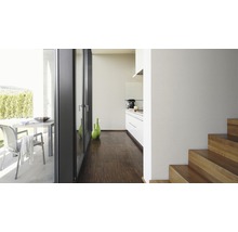 Heller Raum mit Terrassentür, Gartenmöbeln, Küche und Treppe