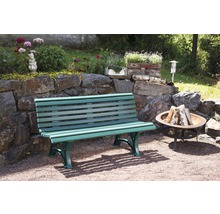 Garten Szene mit einer Bank, einer Feuerstelle und einer Steinmauer mit Dekorationen