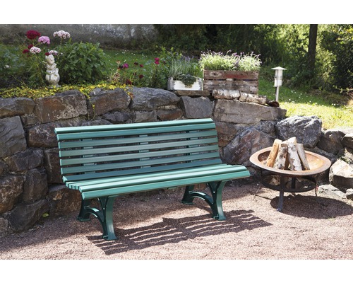 Garten Szene mit einer Bank, einer Feuerstelle und einer Steinmauer mit Dekorationen