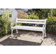 Gartenbank aus Metall auf gepflastertem Untergrund