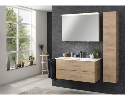 Badezimmer mit Waschtisch, Spiegelschrank und Hochschrank in Holzoptik