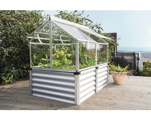 Hochbeet mit Gewächshausaufsatz im Garten