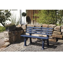 Gartenbank vor Steinmauer