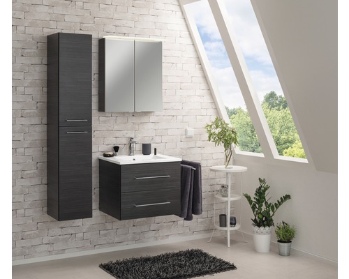 Badezimmer mit Waschtischunterschrank, Spiegelschrank, Hängeschrank und Handtuch