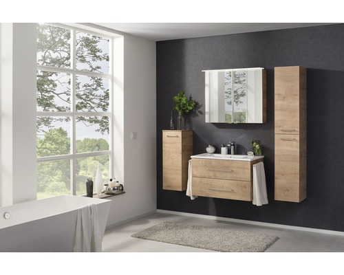 Helles Badezimmer mit Waschtisch, Spiegelschrank und Hochschränken in Holzoptik