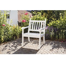 Gartenstuhl aus Holz vor blühendem Garten