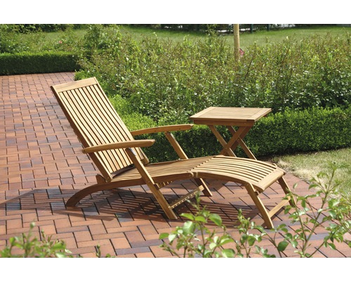 Gartenliege aus Holz mit Beistelltisch auf einer Terrasse