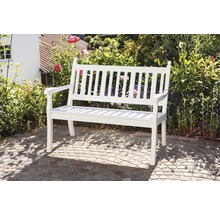 Weiße Gartenbank aus Holz im Außenbereich