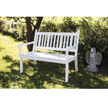 Weiße Holzgartenbank neben einer Engelstatue im Garten