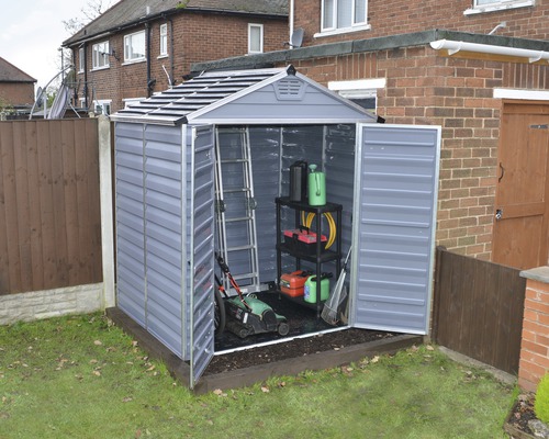 Gartenschuppen mit geöffneten Türen, Leiter, Rasenmäher und Regal zur Aufbewahrung von Gartengeräten