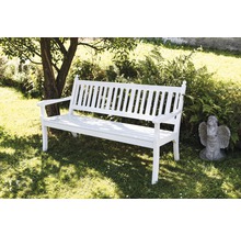 Weiße Gartenbank aus Holz im Garten unter einem Baum