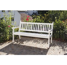 Gartenbank aus Holz vor Haus und Garten