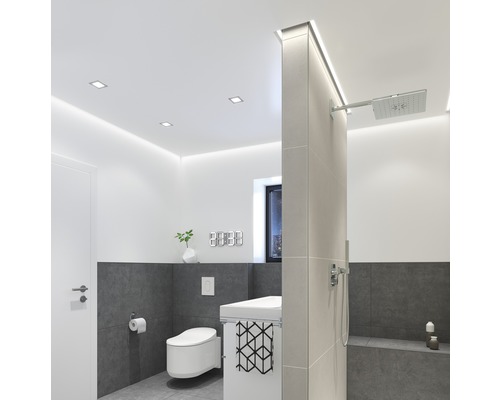 Modernes Badezimmer mit Toilette, Waschbecken und Dusche