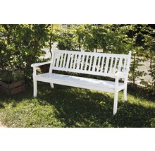 Weiße Gartenbank auf Rasenfläche