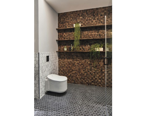 Badezimmer mit Wandtoilette, Holzverkleidung und Regalen