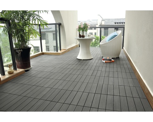 Terrasse mit grauen Terrassenfliesen, Tisch und Stuhl