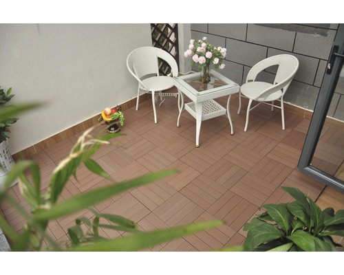 Terrasse mit Fliesen, Rattanstühlen und Tisch