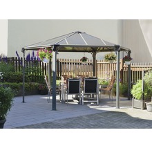 Gartenpavillon mit Tisch und Stühlen auf einer Terrasse