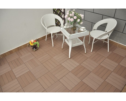 Terrasse mit Bodenfliesen in Holzoptik und Sitzgruppe