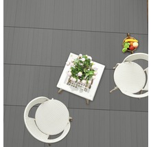 Szene mit grauen Terrassendielen, Gartentisch und Stühlen aus Rattan