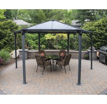 Gartenpavillon mit Tisch und Stühlen auf einer Terrasse