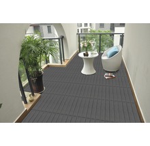 Balkon mit grauen Terrassenfliesen, Pflanze, Tisch und Stuhl