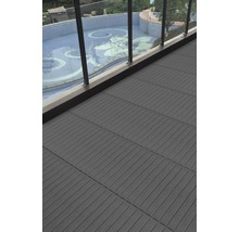 Balkon mit Terrassendielen und Blick auf einen Pool