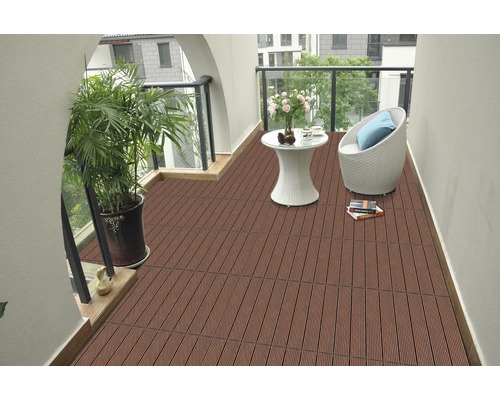 Terrasse mit braunen Terrassenfliesen, Sitzgruppe und Pflanze auf dem Balkon.