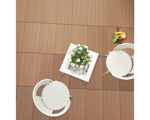 Terrasse mit Holzboden, zwei weißen Rattanstühlen und Tisch