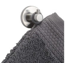 Handtuchhaken mit grauem Handtuch