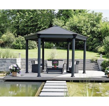 Gartenszene mit Pavillon, Sitzgruppe und Teich