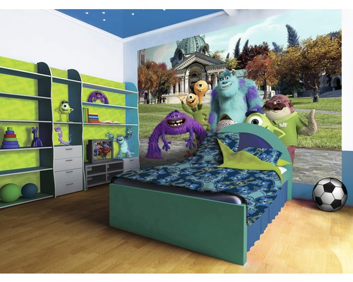 Kinderzimmer mit Monsters-Motivtapete, Bett und Regal