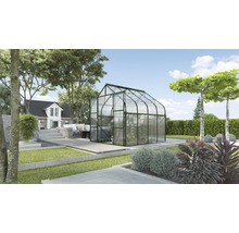 Gewächshaus im Garten mit Bepflanzung