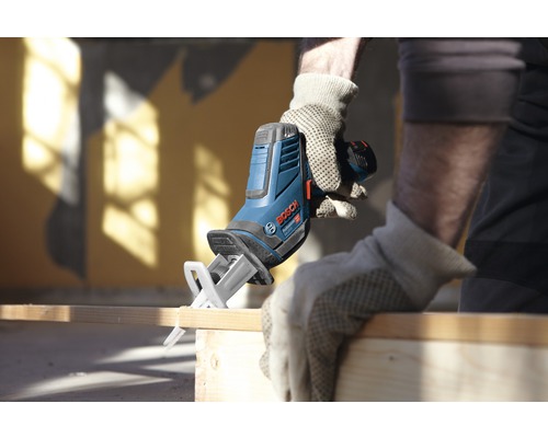 Bosch Säbelsäge beim Schneiden von Holz