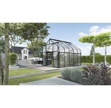 Gewächshaus im Garten mit Glaswänden und Regalen