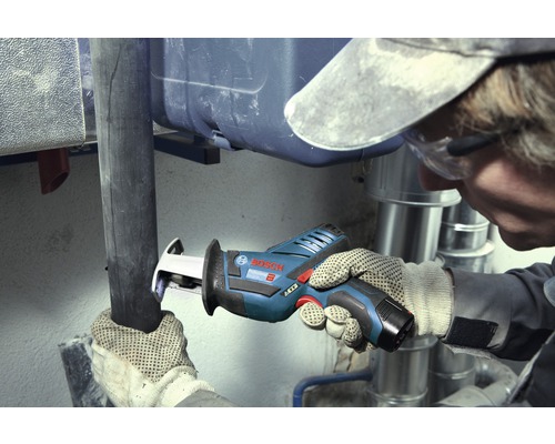 Handwerker sägt Rohr mit einer Bosch Säbelsäge