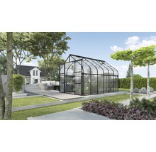 Gewächshaus im Garten mit Pflanzen und Bäumen