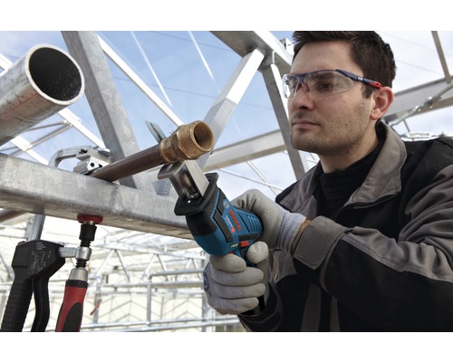 Mann sägt Rohr mit einer Bosch Säbelsäge