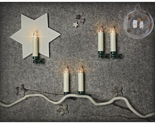 Dekoration mit LED-Kerzen mit Clip und Weihnachtsmotiven auf grauem Hintergrund