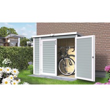 Gartenschrank mit geöffneten Türen und Fahrrad im Inneren auf Rasen
