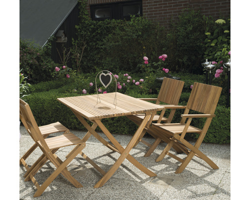 Gartenszene mit Holztisch und Stühlen im Freien